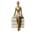 ESCULTURA EM RESINA MULHER COM LIVRO